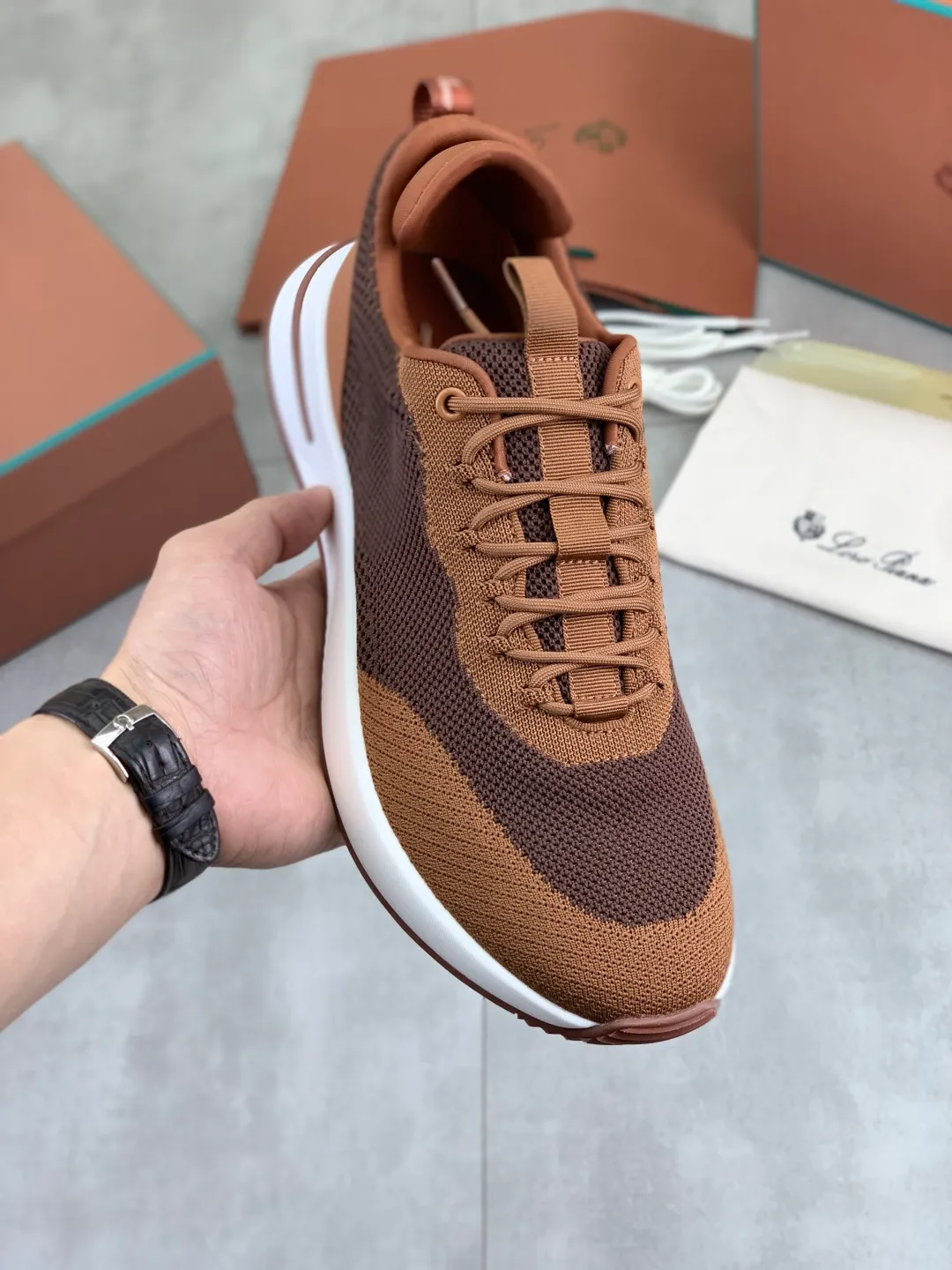 Men's men's shoes 💰P542 New style 💰High quality The latest casual shoes Loro Piana 💯Top grade💯Buy the original copy💯 Founded the existing Loro Piana company on April 24, 1924. The family has been operating for the sixth generation, providing top quality products to customers who are discerning in taste and quality. Imported original fly woven fabrics with cowhide fabric, plain calfskin lining, hand-stitched threads with cowhide feet, original packaging, high-end outsole, size: 38-46, multiple colors available, complete package
